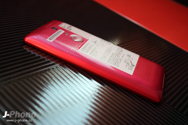 Японский смартфон Fujitsu Arrows NX Docomo F-01F в розовом цвете