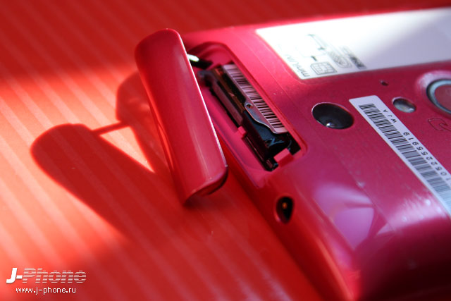 Японский смартфон Fujitsu Arrows NX Docomo F-01F в розовом цвете