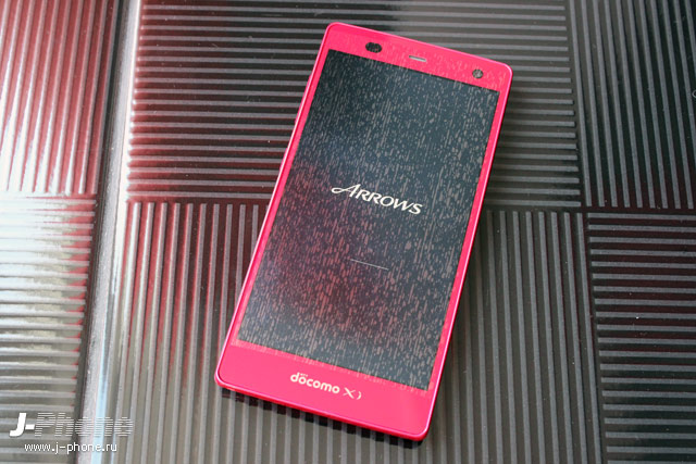 Японский смартфон Fujitsu Arrows NX Docomo F-01F в розовом цвете