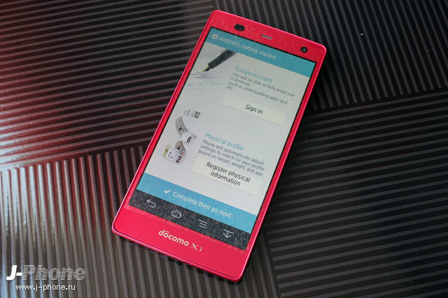 Японский смартфон Fujitsu Arrows NX Docomo F-01F в розовом цвете