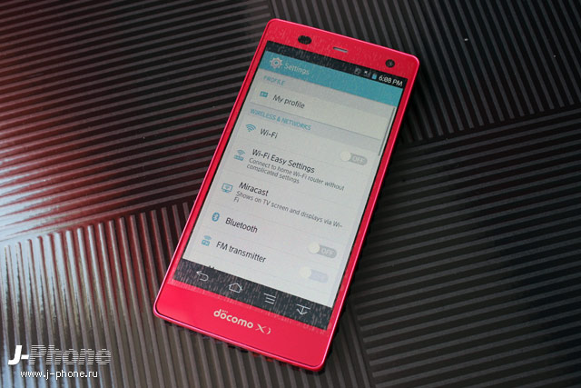 Японский смартфон Fujitsu Arrows NX Docomo F-01F в розовом цвете