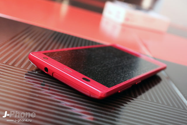 Японский смартфон Fujitsu Arrows NX Docomo F-01F в розовом цвете