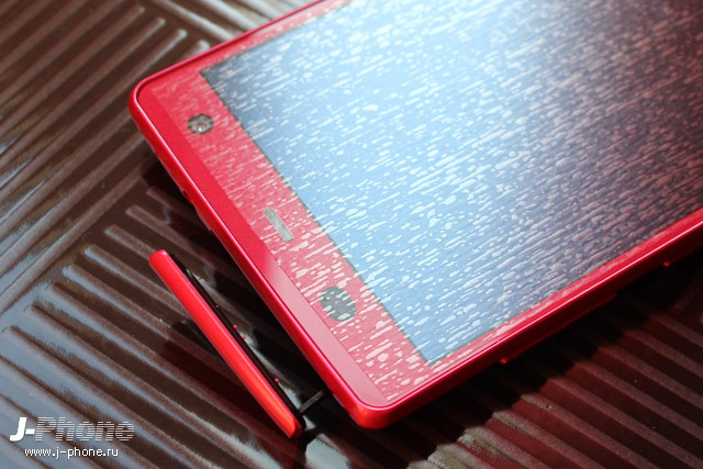 Японский смартфон Fujitsu Arrows NX Docomo F-01F в розовом цвете