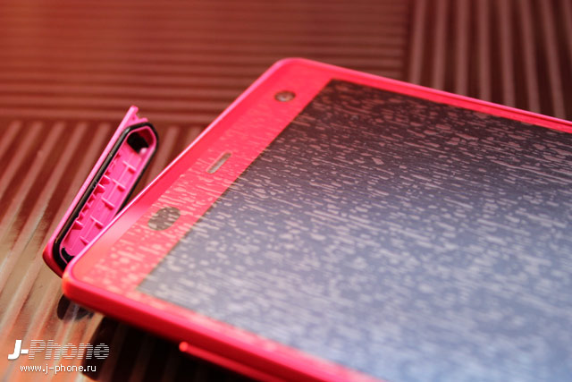 Японский смартфон Fujitsu Arrows NX Docomo F-01F в розовом цвете