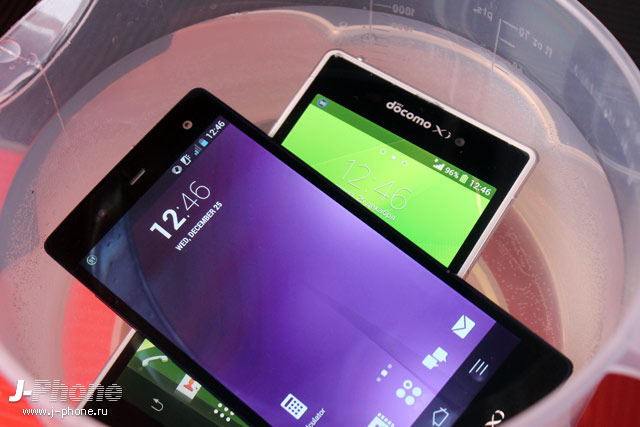 Тестируем на водонепроницаемость Sony Xperia Z1 Docomo SO-01F и Fujitsu Arrows NX Docomo F-01F Тестируем на водонепроницаемость Sony Xperia Z1 Docomo SO-01F и Fujitsu Arrows NX Docomo F-01F