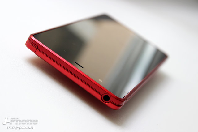 Фотообзор Fujitsu ARROWS M04 Premium (red) Фотообзор Fujitsu ARROWS M04 Premium (red)