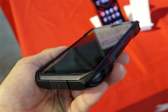 Kyocera TORQUE G06 обзор со стороны
