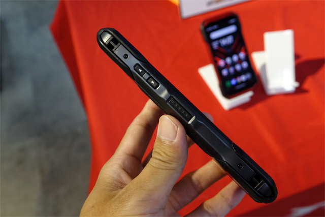 Kyocera TORQUE G06 обзор со стороны