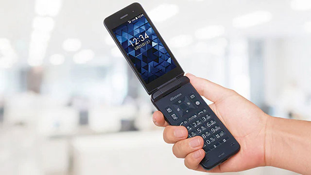 Японский оператор NTT Docomo совместно с компанией Kyocera выпустили в продажу новый бескамерный кнопочный Android телефон-раскладушку DIGNO Mobile KY-43C