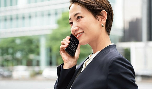 Японский оператор NTT Docomo совместно с компанией Kyocera выпустили в продажу новый бескамерный кнопочный Android телефон-раскладушку DIGNO Mobile KY-43C