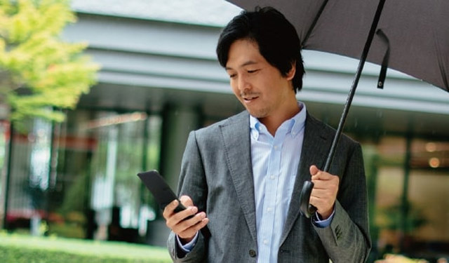Японский оператор NTT Docomo совместно с компанией Kyocera выпустили в продажу новый бескамерный кнопочный Android телефон-раскладушку DIGNO Mobile KY-43C