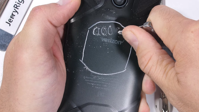 JerryRigEverything испытал Kyocera DuraForce Pro2 на выносливость JerryRigEverything испытал Kyocera DuraForce Pro2 на выносливость