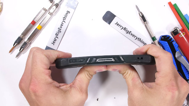 JerryRigEverything испытал Kyocera DuraForce Pro2 на выносливость JerryRigEverything испытал Kyocera DuraForce Pro2 на выносливость