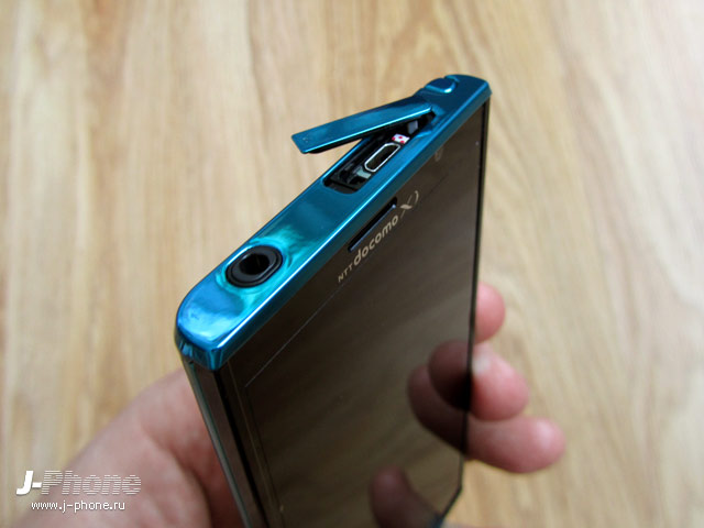 обзор японского смартфона Panasonic Eluga X Docomo P-02E бирюзового цвета