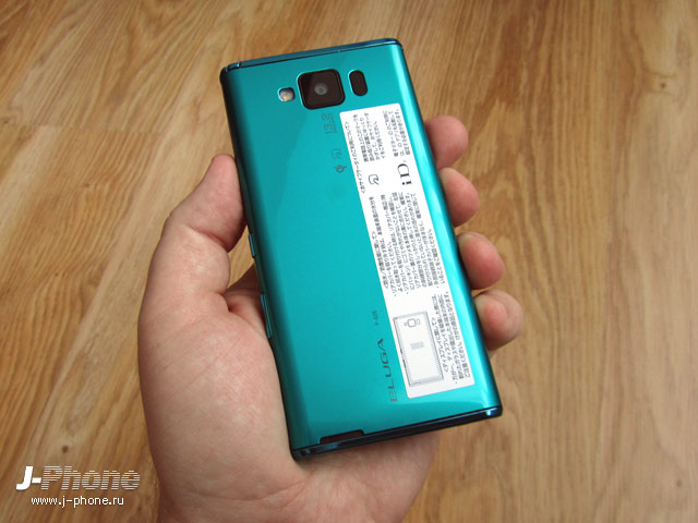 обзор японского смартфона Panasonic Eluga X Docomo P-02E бирюзового цвета