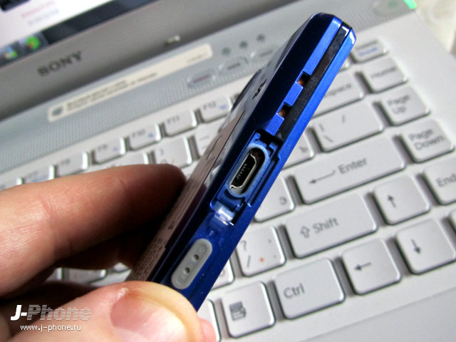 Sharp Docomo SH-01D Aquos Phone