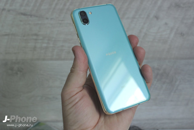 Фотообзор Sharp AQUOS R2 Aquamarine