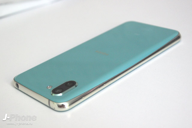 Фотообзор Sharp AQUOS R2 Aquamarine