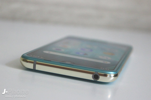 Фотообзор Sharp AQUOS R2 Aquamarine