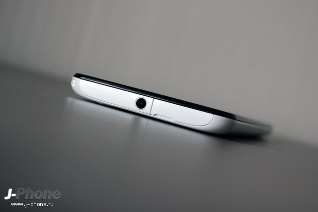 Sharp Docomo SH-01F Aquos Phone Zeta в белом цвете