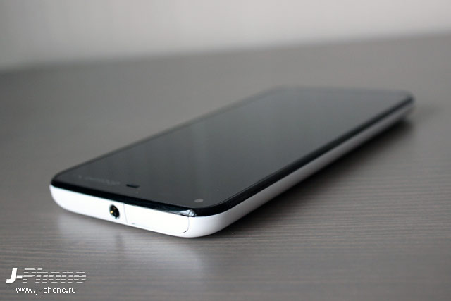 Sharp Docomo SH-01F Aquos Phone Zeta в белом цвете