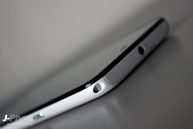 Sharp Docomo SH-01F Aquos Phone Zeta в белом цвете