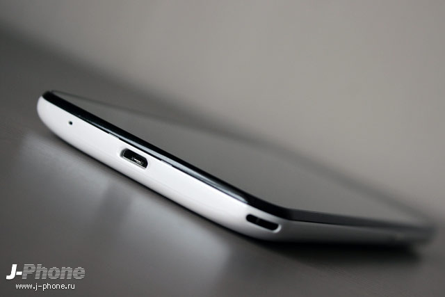 Sharp Docomo SH-01F Aquos Phone Zeta в белом цвете