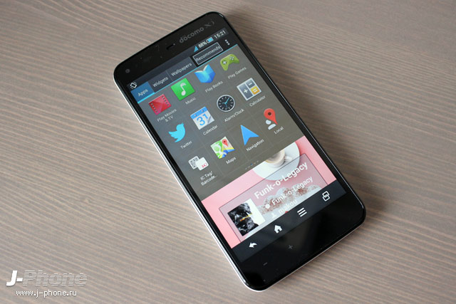 Sharp Docomo SH-01F Aquos Phone Zeta в белом цвете