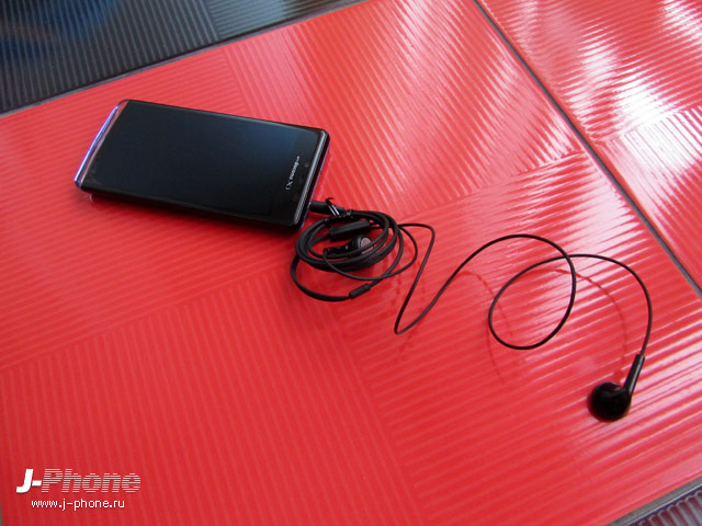 японский смартфон Sharp Docomo SH-04E Aquos Phone EX