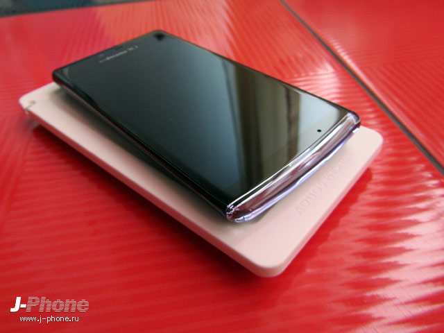японский смартфон Sharp Docomo SH-04E Aquos Phone EX