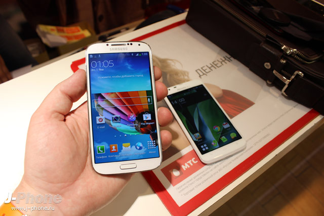 сравнение Sharp Aquos Phone Zeta Docomo SH-06E с Samsung Galaxy S4 сравнение Sharp Aquos Phone Zeta Docomo SH-06E с Samsung Galaxy S4