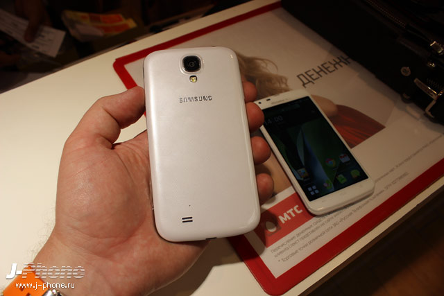 сравнение Sharp Aquos Phone Zeta Docomo SH-06E с Samsung Galaxy S4 сравнение Sharp Aquos Phone Zeta Docomo SH-06E с Samsung Galaxy S4