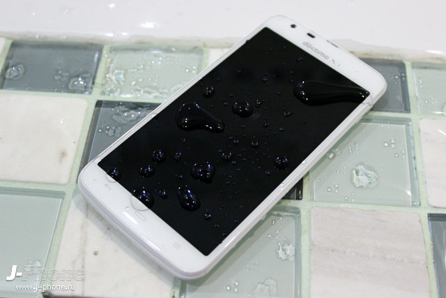 тест на водонепроницаемость японского смартфона Sharp Docomo SH-06E Aquos Phone Zeta тест на водонепроницаемость японского смартфона Sharp Docomo SH-06E Aquos Phone Zeta