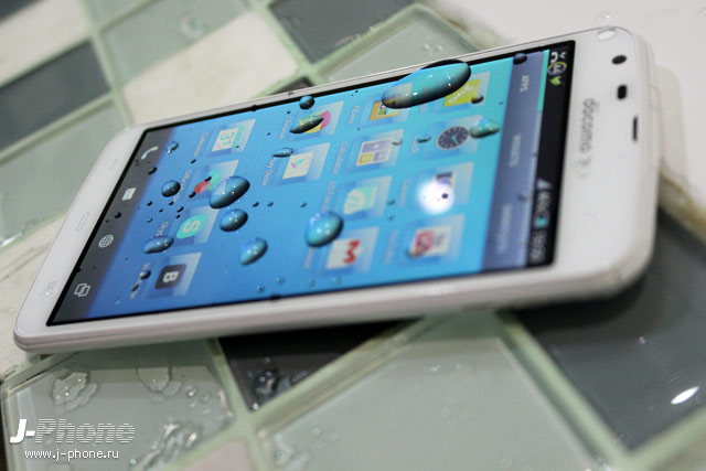 тест на водонепроницаемость японского смартфона Sharp Docomo SH-06E Aquos Phone Zeta тест на водонепроницаемость японского смартфона Sharp Docomo SH-06E Aquos Phone Zeta