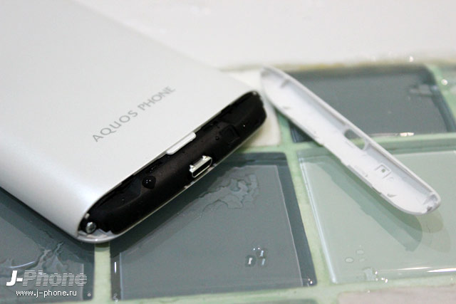 тест на водонепроницаемость японского смартфона Sharp Docomo SH-06E Aquos Phone Zeta тест на водонепроницаемость японского смартфона Sharp Docomo SH-06E Aquos Phone Zeta