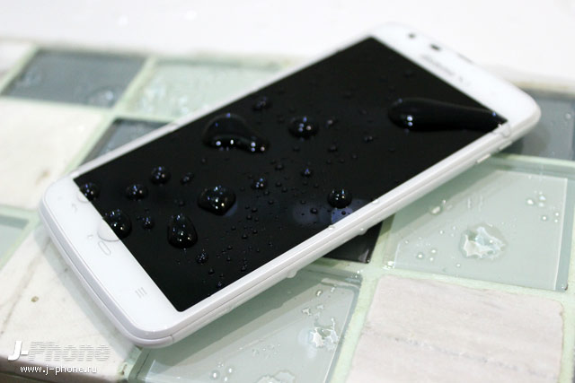 тест на водонепроницаемость японского смартфона Sharp Docomo SH-06E Aquos Phone Zeta тест на водонепроницаемость японского смартфона Sharp Docomo SH-06E Aquos Phone Zeta