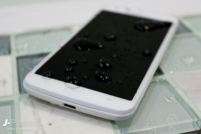 тест на водонепроницаемость японского смартфона Sharp Docomo SH-06E Aquos Phone Zeta тест на водонепроницаемость японского смартфона Sharp Docomo SH-06E Aquos Phone Zeta