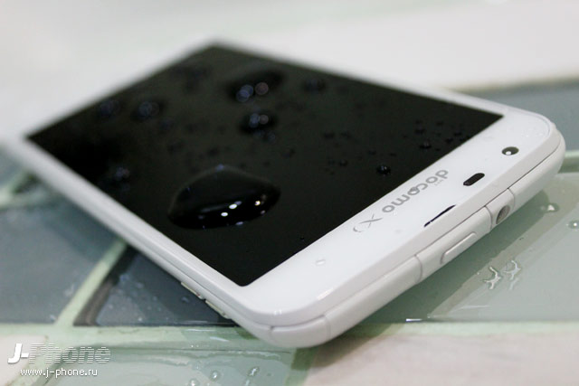 тест на водонепроницаемость японского смартфона Sharp Docomo SH-06E Aquos Phone Zeta тест на водонепроницаемость японского смартфона Sharp Docomo SH-06E Aquos Phone Zeta