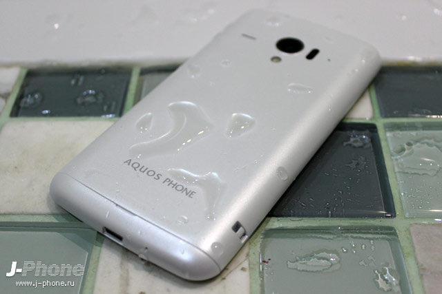 тест на водонепроницаемость японского смартфона Sharp Docomo SH-06E Aquos Phone Zeta тест на водонепроницаемость японского смартфона Sharp Docomo SH-06E Aquos Phone Zeta
