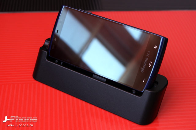 японский смартфон Sharp Docomo SH-07E Aquos Phone si в синем цвете японский смартфон Sharp Docomo SH-07E Aquos Phone si в синем цвете
