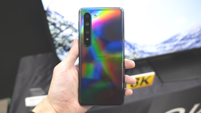 Новый смартфон Sharp R5G представлен официально