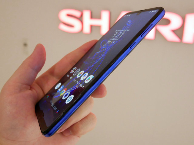 Новый смартфон Sharp R5G представлен официально