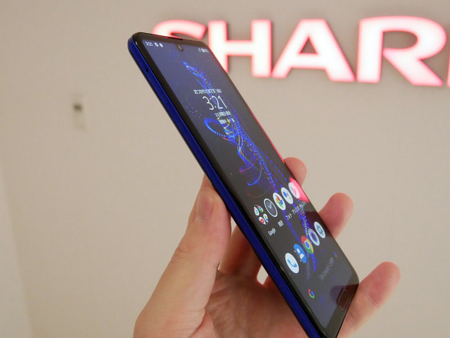 Новый смартфон Sharp R5G представлен официально