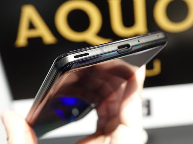 Новый смартфон Sharp R5G представлен официально