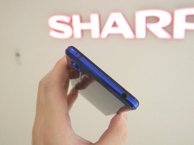 Новый смартфон Sharp R5G представлен официально