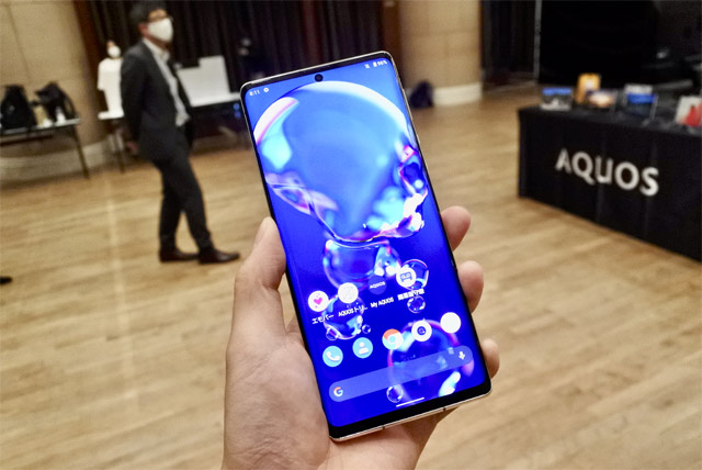 Компания Sharp представила свой новый флагманский смартфон AQUOS R6 с 6.6" IGZO OLED дисплеем, 888 процессором от Qualcomm и 1-дюймовым сенсором Leica