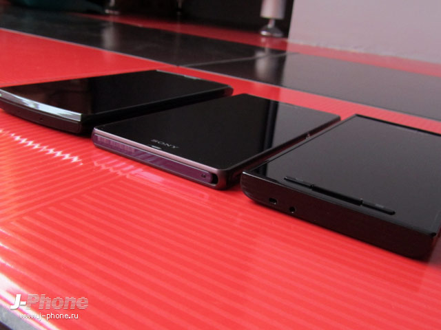 сравниваем японские смартфоны Fujitsu Arrows X Docomo F-02E, SONY Xperia Z Docomo SO-02E и Panasonic Docomo P-02E Eluga X