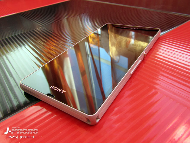 обзор японского смартфона Sony Xperia Z Docomo SO-02E в белом цвете