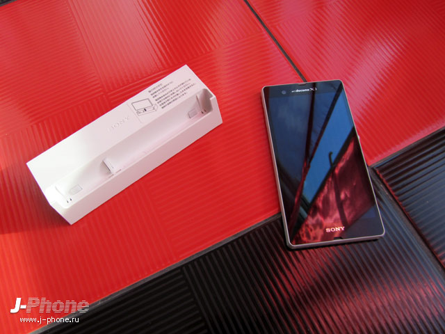 обзор японского смартфона Sony Xperia Z Docomo SO-02E в белом цвете
