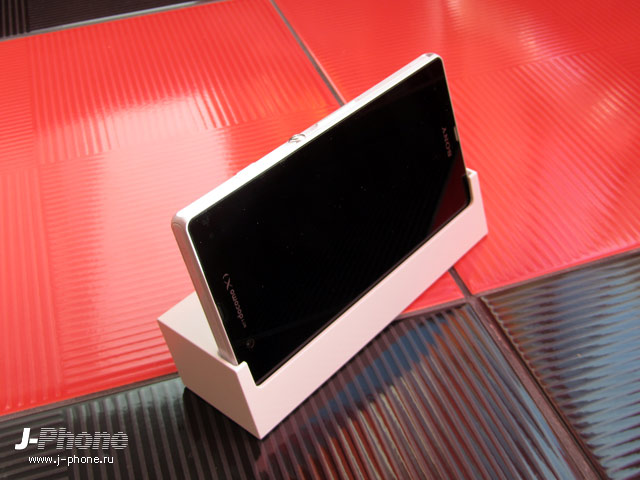 обзор японского смартфона Sony Xperia Z Docomo SO-02E в белом цвете
